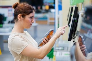 Jsou samoobslužné pokladny dobrým sluhou, ale špatným pánem? Zloději je čím dál více zneužívají!